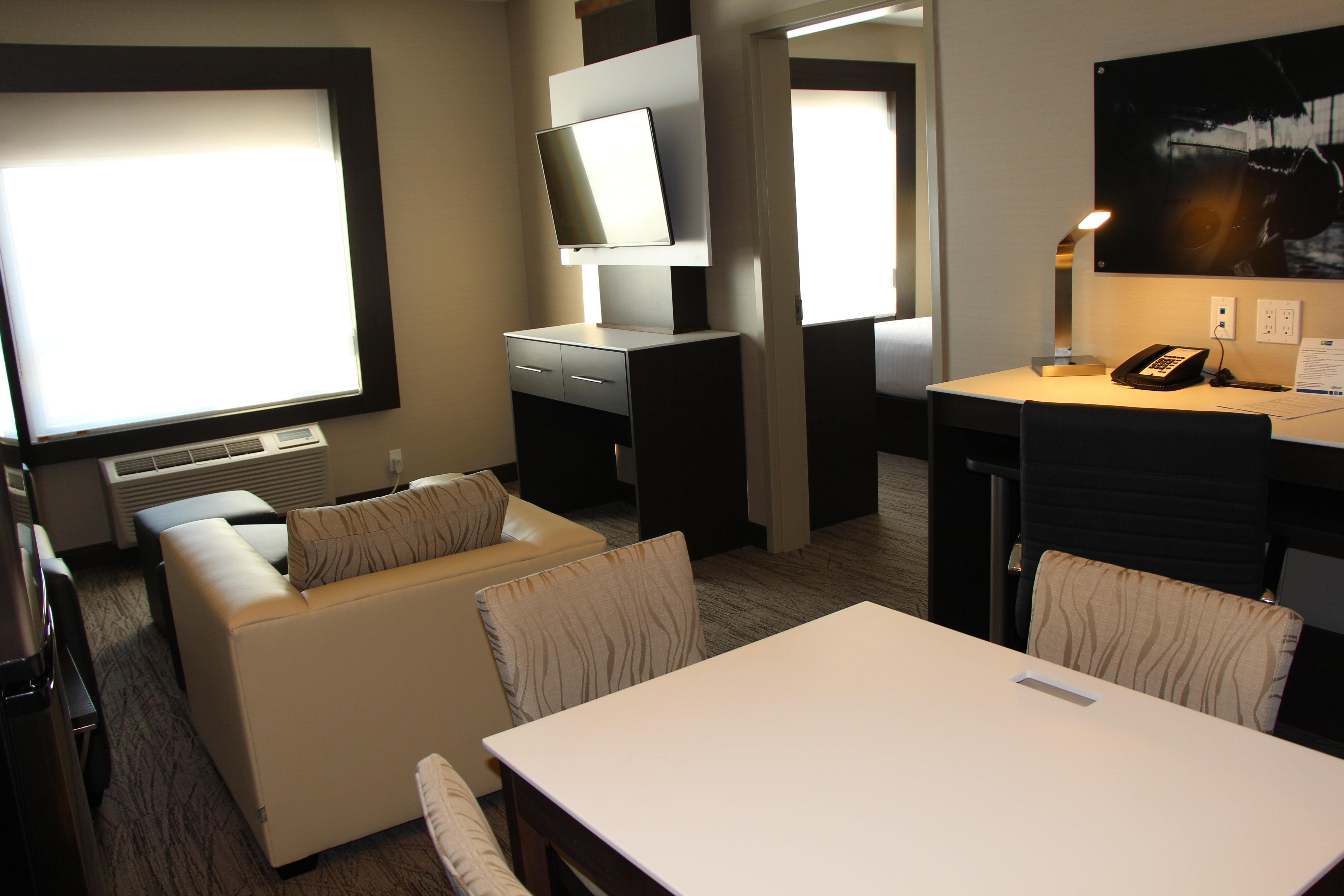 Holiday Inn Express & Suites Cold Lake By Ihg Exterior foto