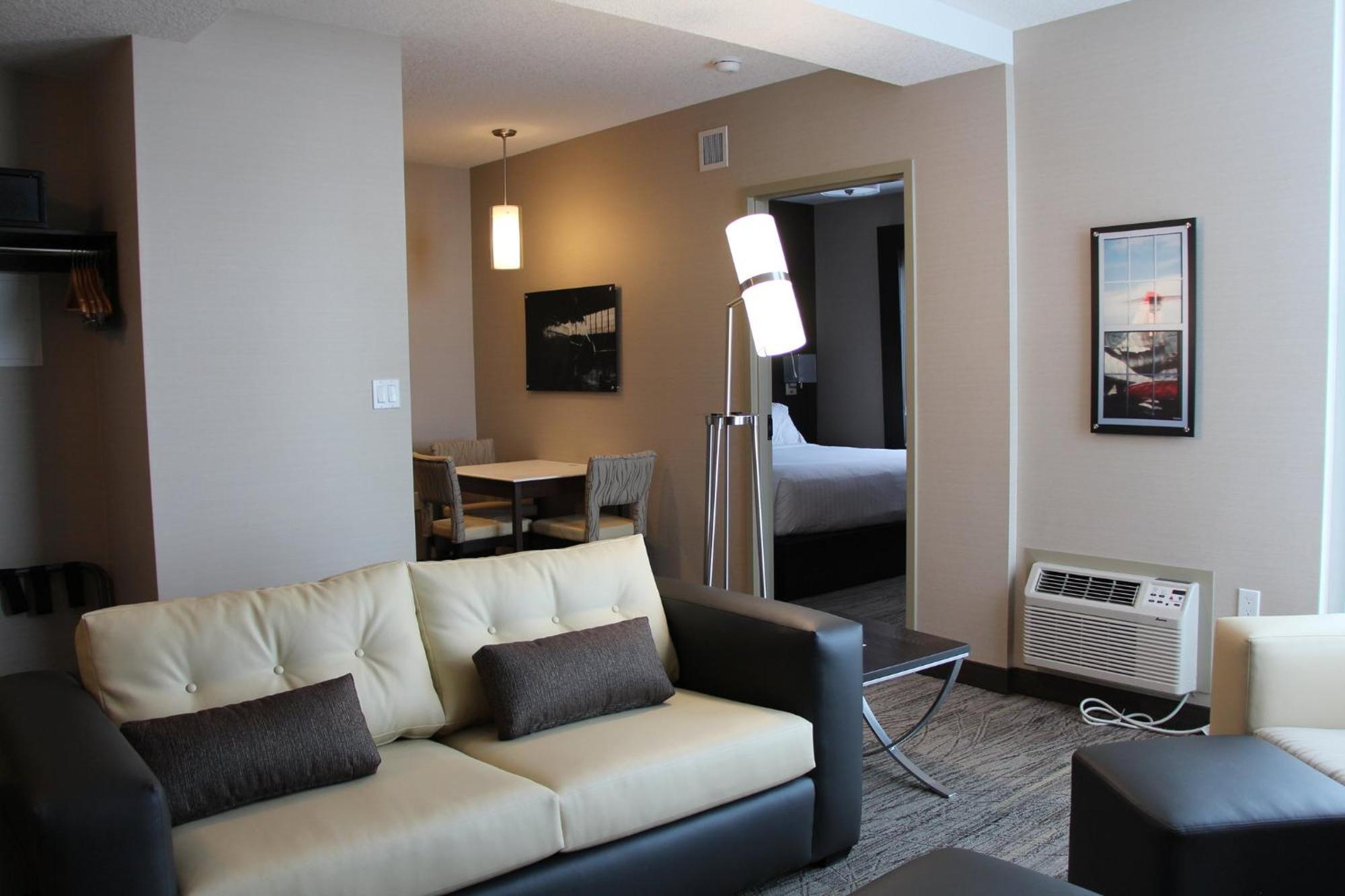 Holiday Inn Express & Suites Cold Lake By Ihg Exterior foto